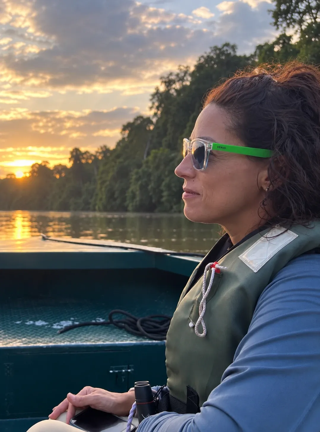 Diana a bordo de una barca en Borneo al atardecer