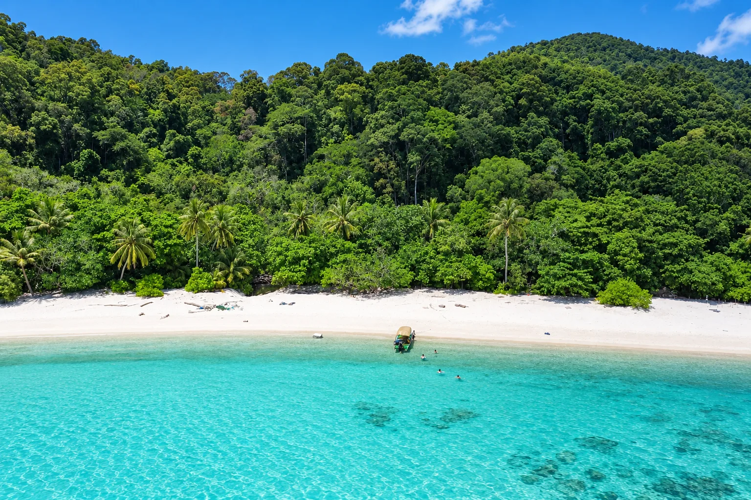 Playa de Perhentian, Malasia, con vegetación tropical y agua turquesa
